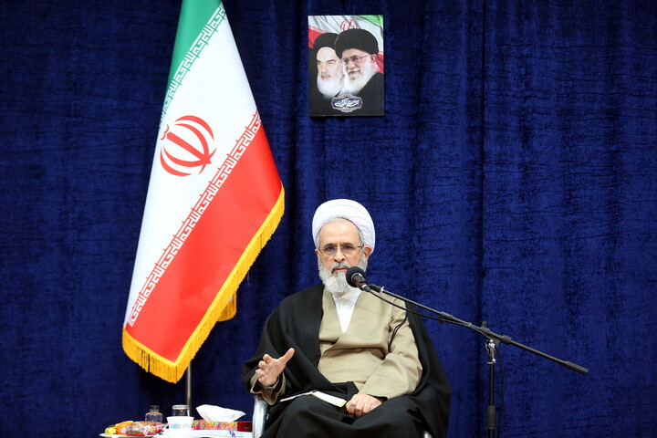 تصاویر/ هم اندیشی اساتید و طلاب با آیت الله اعرافی