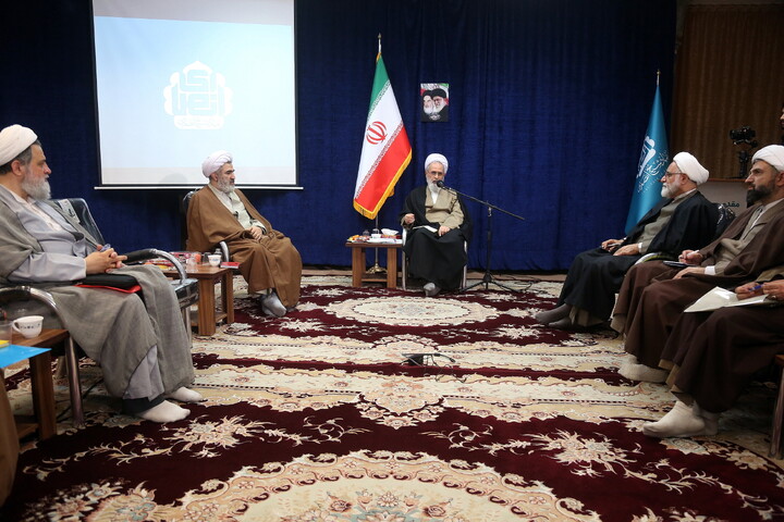 تصاویر/ هم اندیشی اساتید و طلاب با آیت الله اعرافی