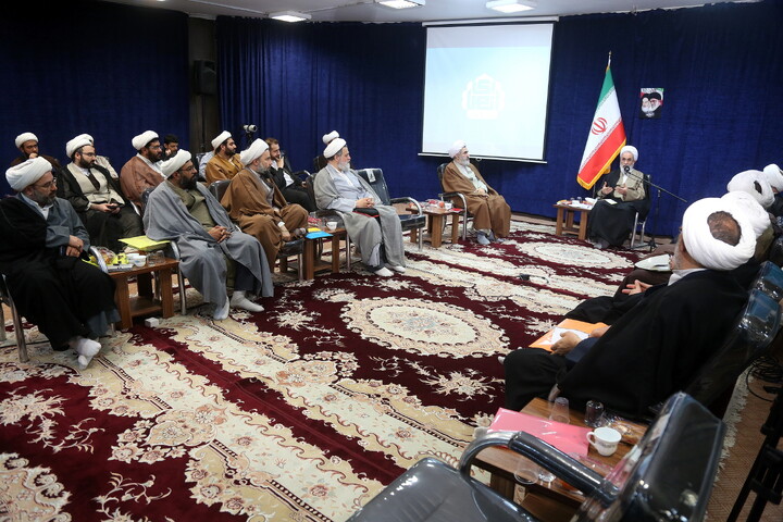 تصاویر/ هم اندیشی اساتید و طلاب با آیت الله اعرافی