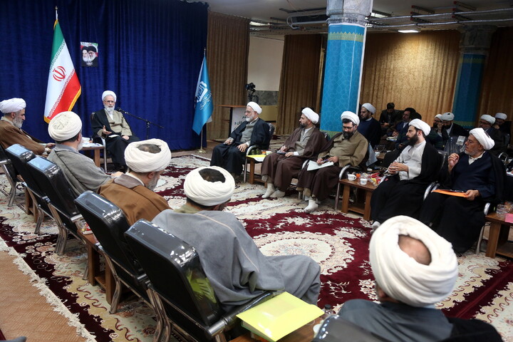 تصاویر/ هم اندیشی اساتید و طلاب با آیت الله اعرافی