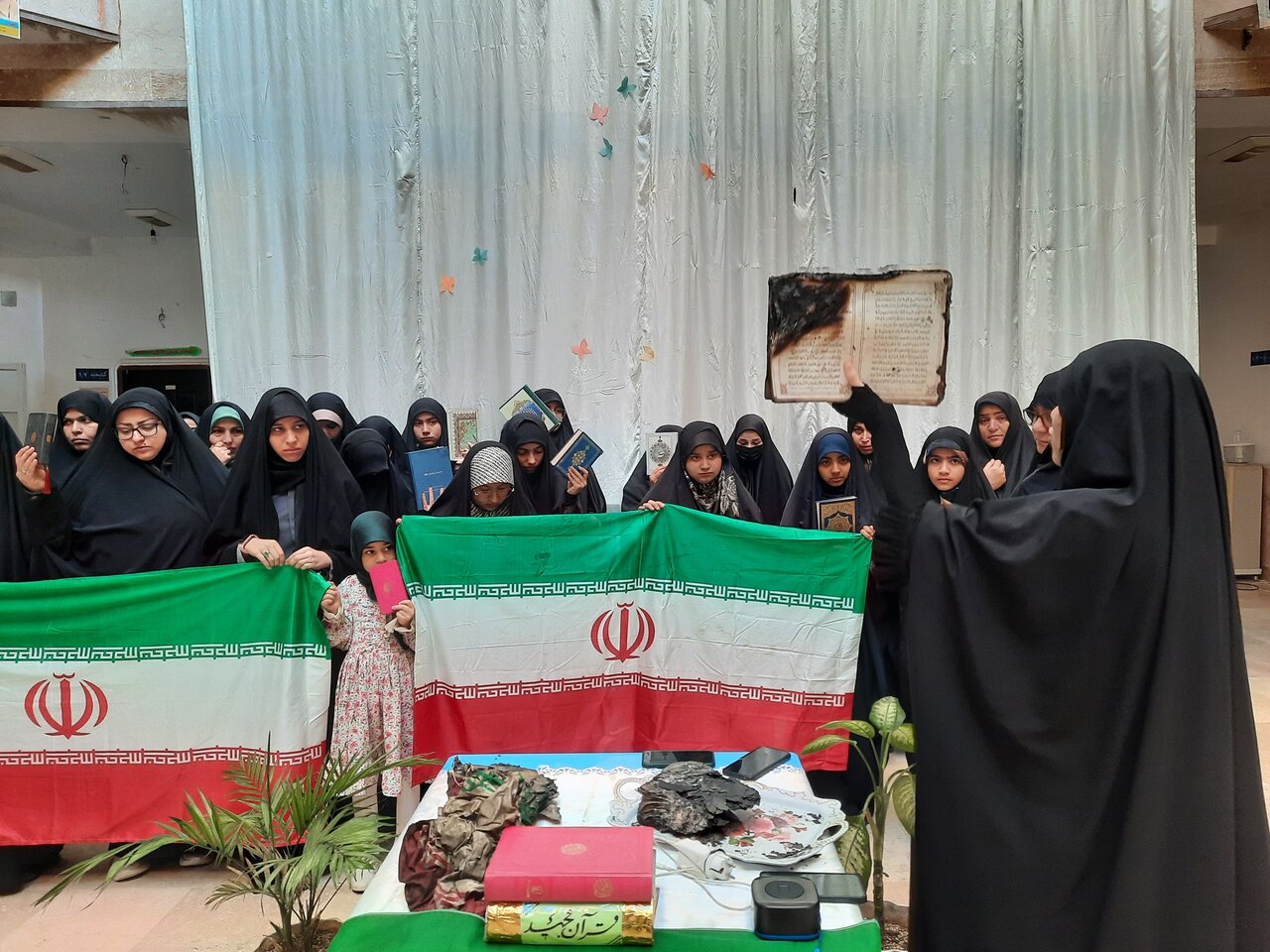 فیلم | واکنش بانوان طلبه به حمله آشوبگران به مدرسه علمیه حضرت رقیه(س) برازجان