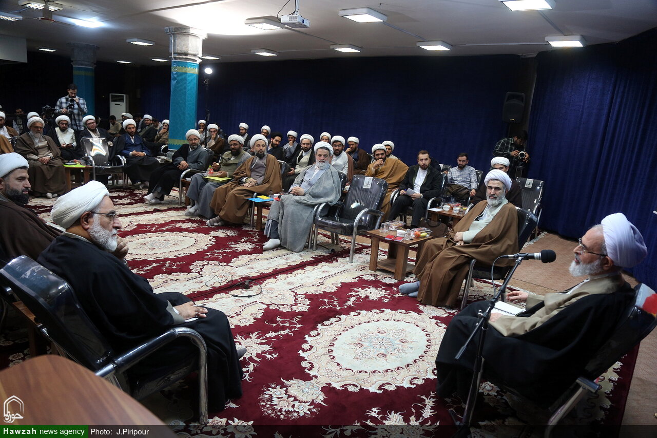 تصاویر/ هم اندیشی اساتید و طلاب با آیت الله اعرافی