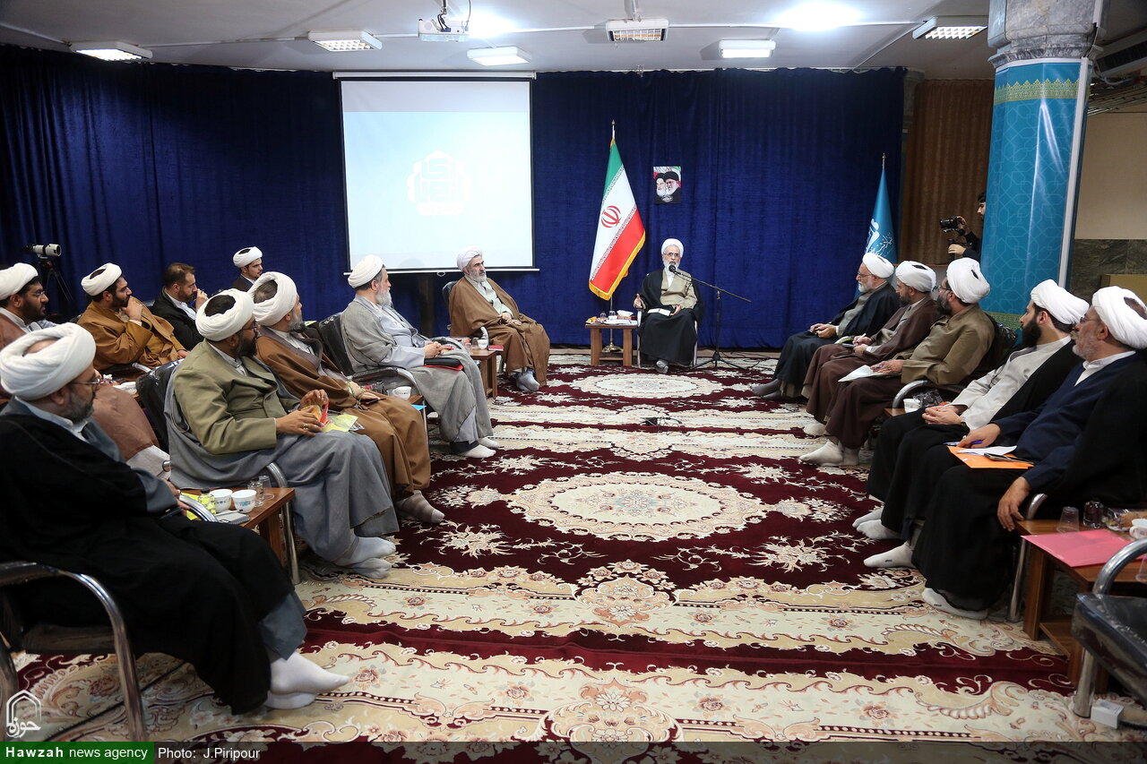 حوزه انقلابی شجاعانه، عالمانه و حکیمانه خود را برای آیندههای دشوار آماده میکند