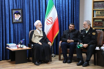 نیروهای انتظامی برای دفاع از مردم جان خود را کف دست گرفته‌اند