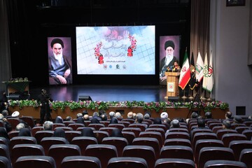 بازار در خط مقدم ایثار و شهادت قرار دارد