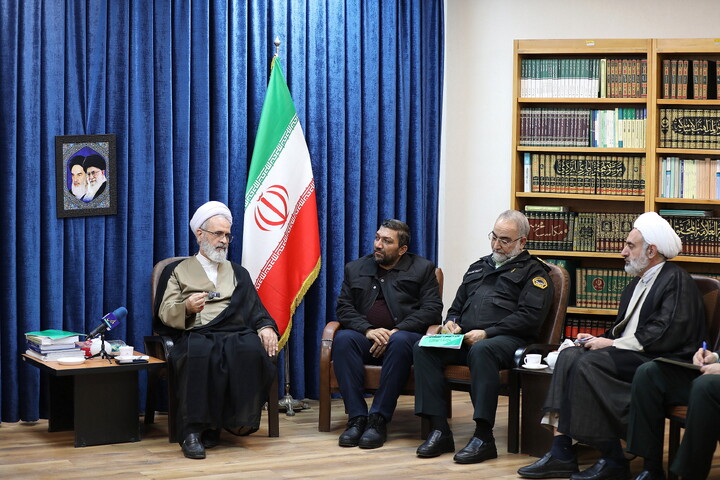 تصاویر/ دیدار فرمانده انتظامی استان قم با آیت الله اعرافی