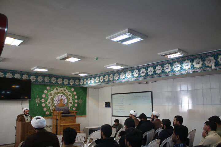 تصاویر اولین جلسه از سلسله جلسات مقتل‌شناسی حجة‌الاسلام شکیبا با حضور طلاب مدرسه‌علمیه‌امام مهدی(عج)