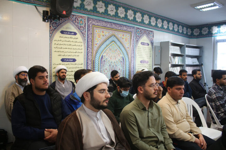 تصاویر اولین جلسه از سلسله جلسات مقتل‌شناسی حجة‌الاسلام شکیبا با حضور طلاب مدرسه‌علمیه‌امام مهدی(عج)