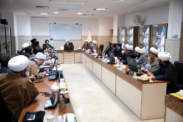 تصاویر/سلسله نشست های هم اندیشی عرصه رثا و دعا - تبیین بیانات مقام معظم رهبری (مدظلله العالی) در موضوع مداحی و مرثیه خوانی