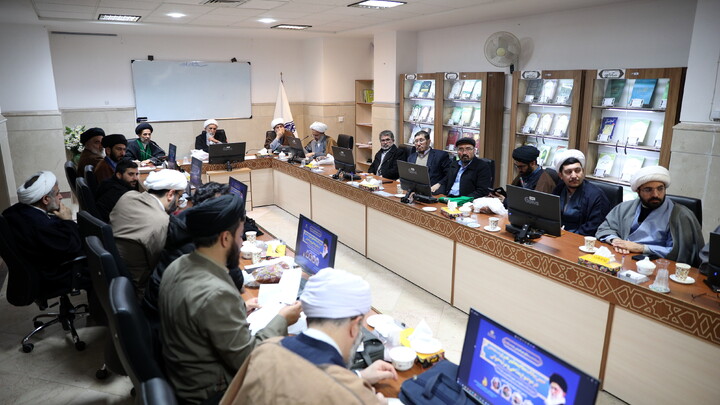 تصاویر/سلسله نشست های هم اندیشی عرصه رثا و دعا - تبیین بیانات مقام معظم رهبری (مدظلله العالی) در موضوع مداحی و مرثیه خوانی