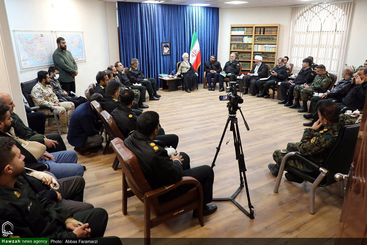 نیروهای انتظامی برای دفاع از انقلاب و مردم جان را کف دست گرفتهاند