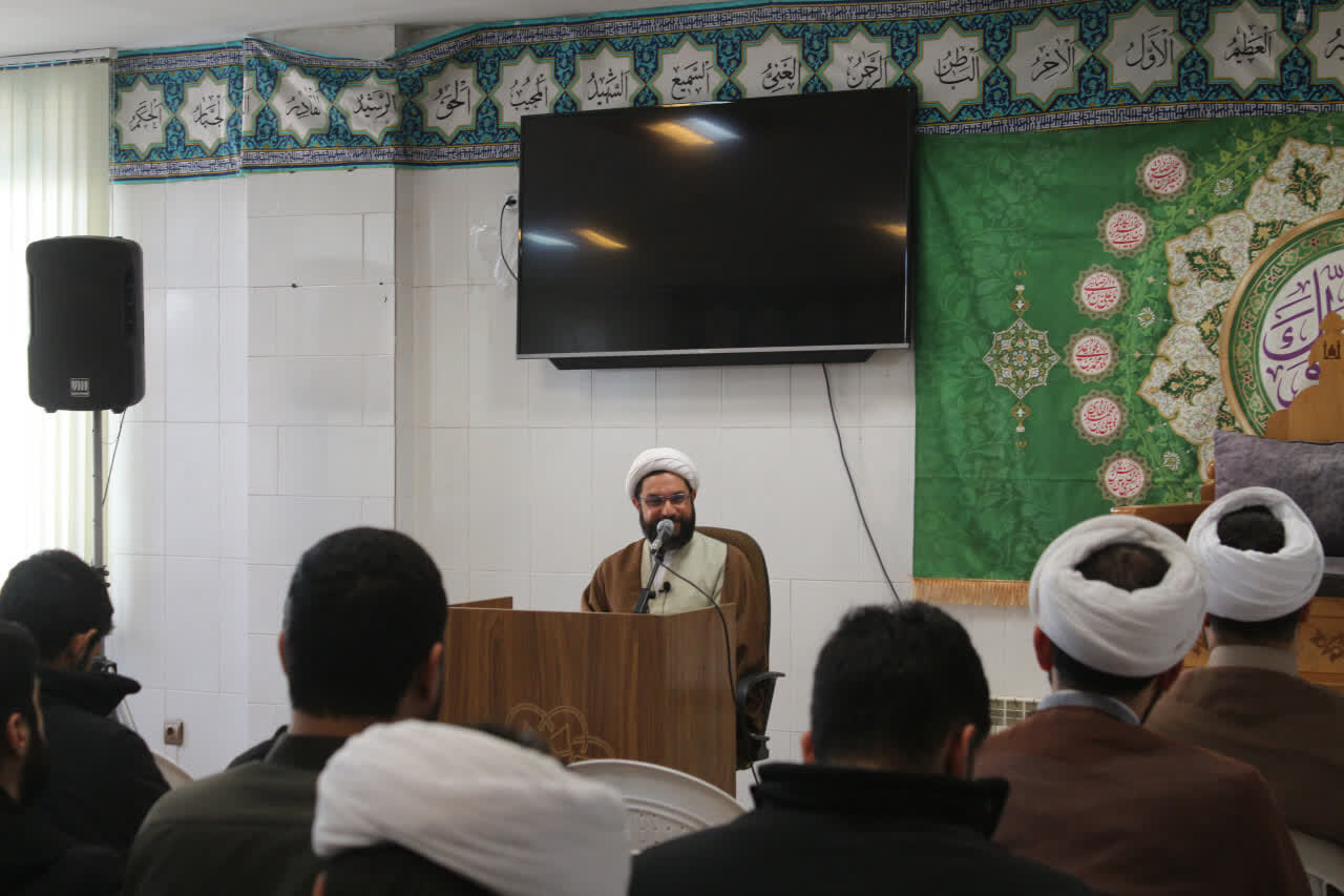 تصاویر/ اولین جلسه از سلسله جلسات مقتل‌شناسی در مدرسه‌علمیه‌امام مهدی(عج)