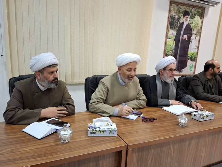 تصاویر/ جلسه اداری با حضور مدیر و کارکنان مرکز مدیریت حوزه علمیه استان گیلان برگزار شد