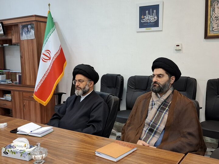 تصاویر/ جلسه اداری با حضور مدیر و کارکنان مرکز مدیریت حوزه علمیه استان گیلان برگزار شد