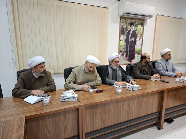 تصاویر/ جلسه اداری با حضور مدیر و کارکنان مرکز مدیریت حوزه علمیه استان گیلان برگزار شد