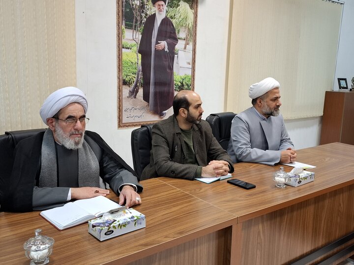 تصاویر/ جلسه اداری با حضور مدیر و کارکنان مرکز مدیریت حوزه علمیه استان گیلان برگزار شد