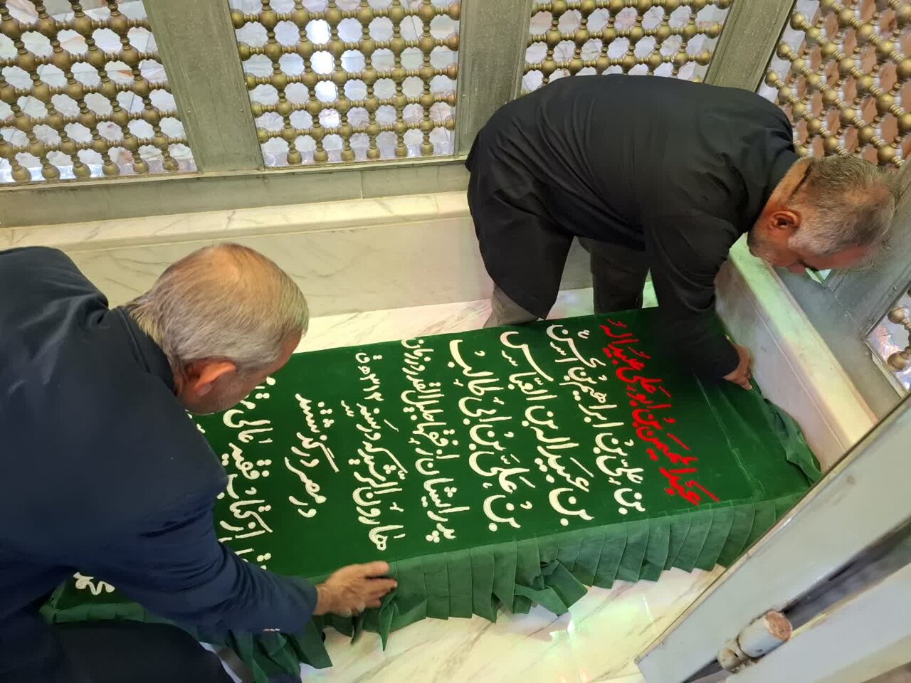 ضریح مطهر امامزاده عبدالمهیمن(ع) در بوشهر غبارروبی شد