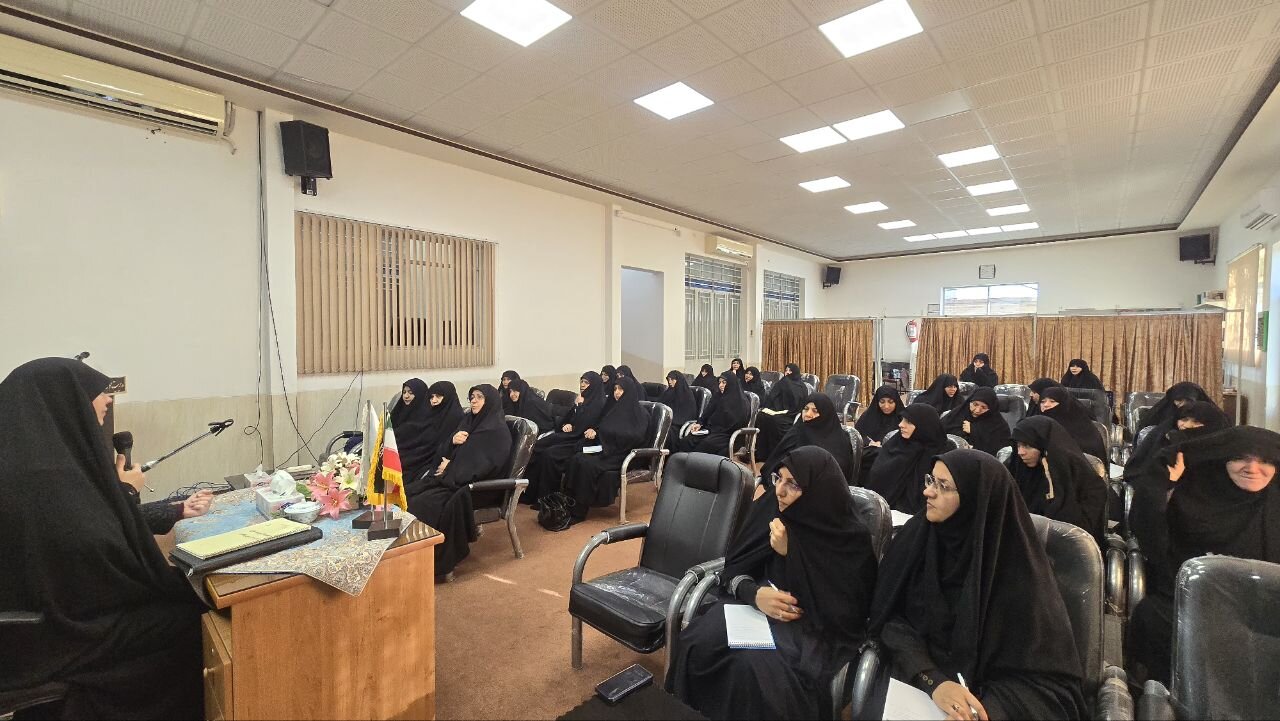 برگزاری نشست تخصصی تبیین آیین‌نامه انضباطی در حوزه علمیه خواهران یزد+تصاویر