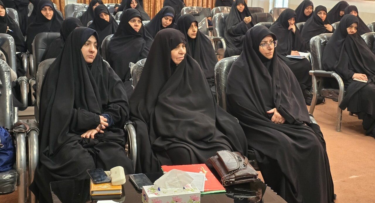 برگزاری نشست تخصصی تبیین آییننامه انضباطی در حوزه علمیه خواهران یزد+تصاویر