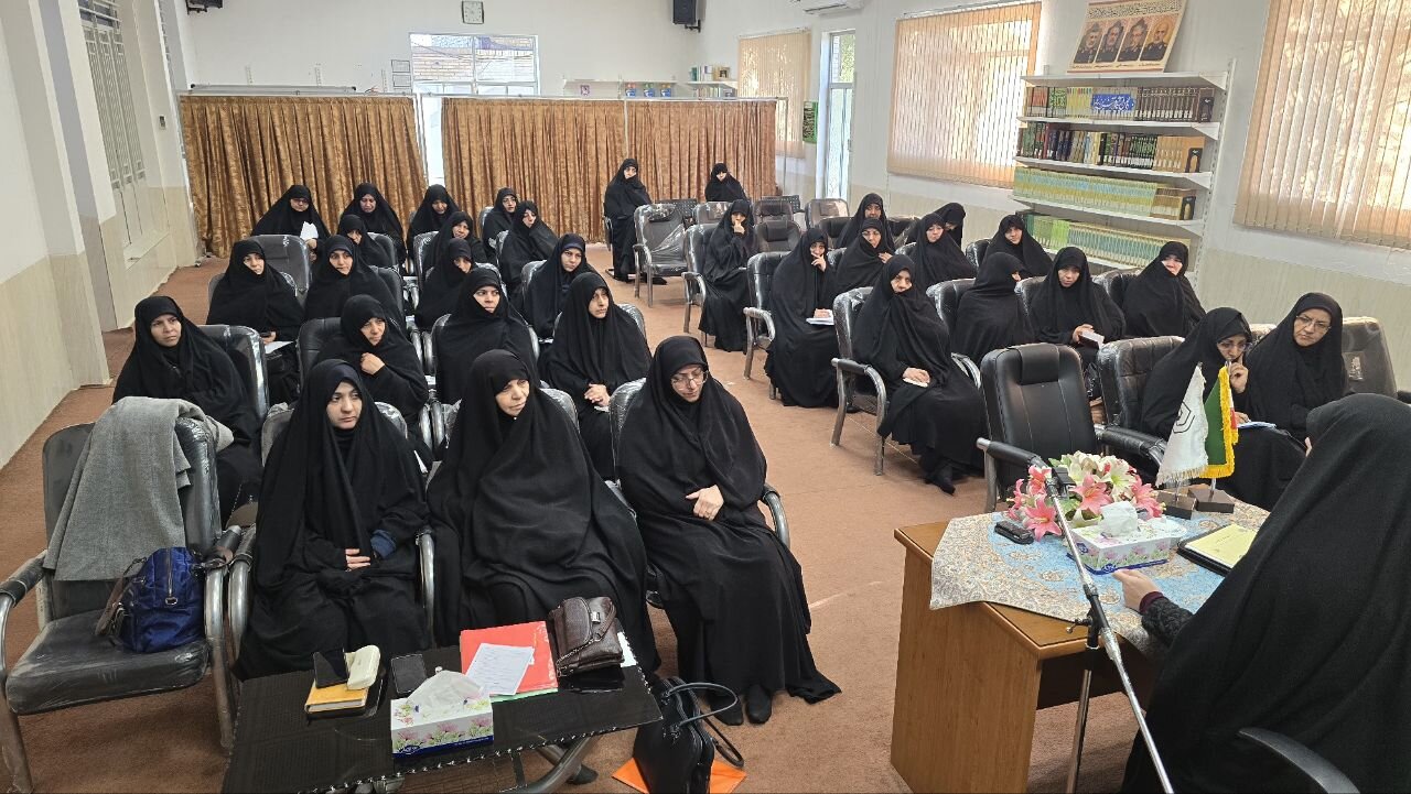 برگزاری نشست تخصصی تبیین آییننامه انضباطی در حوزه علمیه خواهران یزد+تصاویر