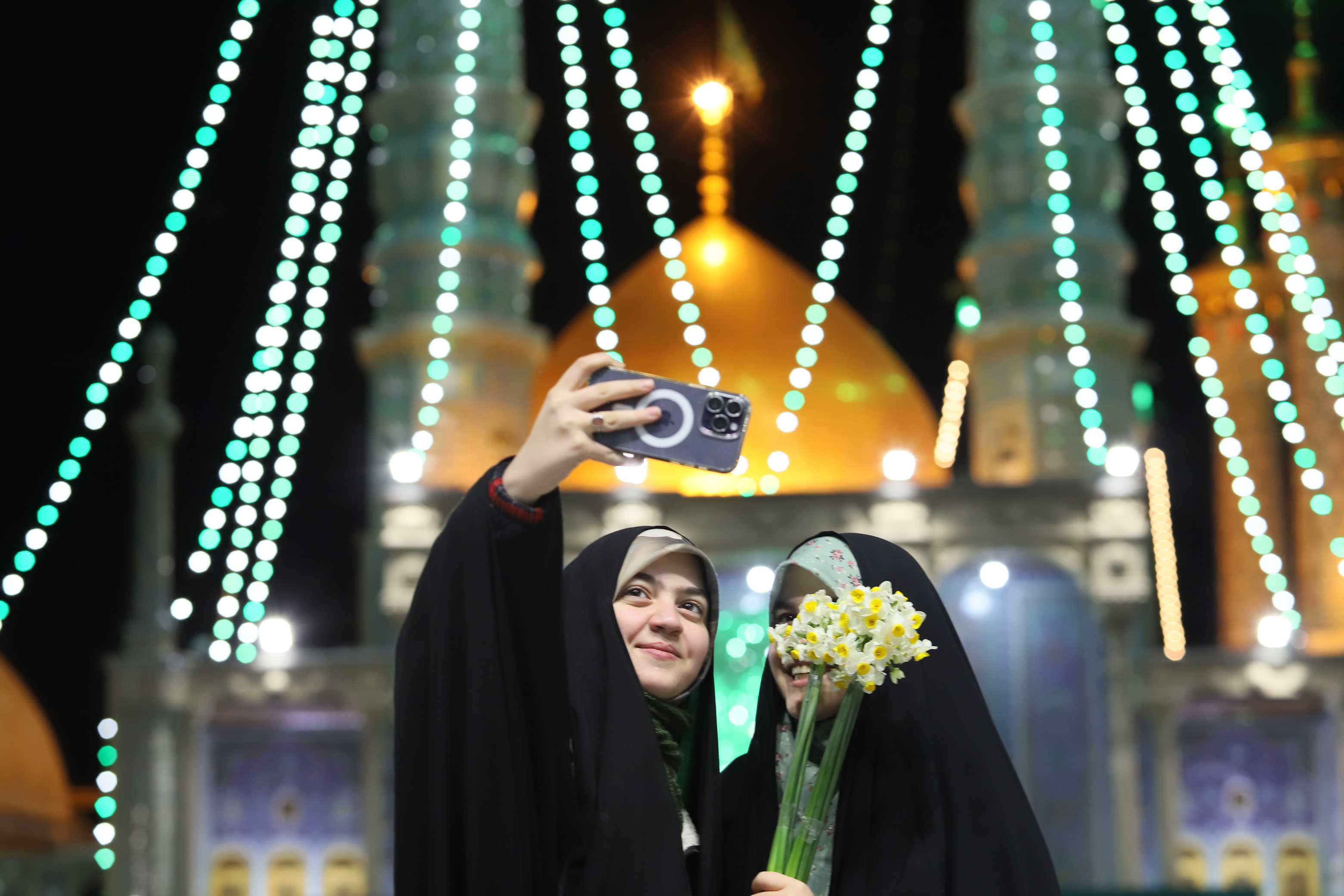 تصاویر/ ولادتِ امام حسین کے موقع پر حرم حضرت فاطمہ معصومہ کا منظر