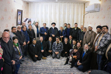 تصاویر/ تکریم از خانواده شهید مدافع امنیت شهید عباس اسدی با حضور تولیت مسجد مقدس جمکران و اهالی رسانه قم