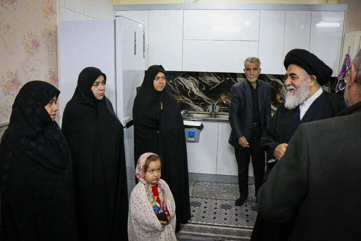 تصاویر/ تکریم از خانواده شهید مدافع امنیت شهید عباس اسدی با حضور تولیت مسجد مقدس جمکران و اهالی رسانه قم