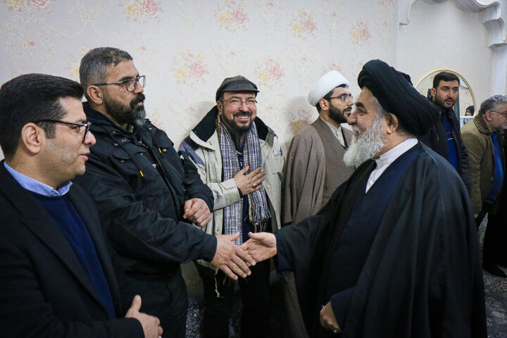 تصاویر/ تکریم از خانواده شهید مدافع امنیت شهید عباس اسدی با حضور تولیت مسجد مقدس جمکران و اهالی رسانه قم