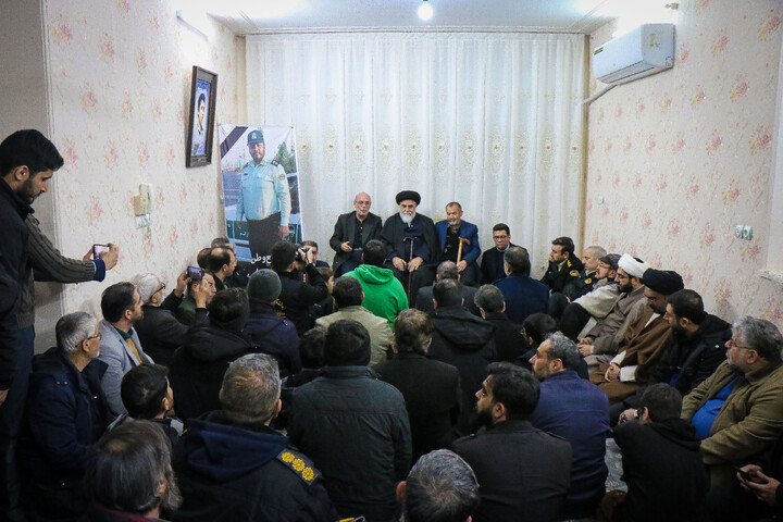 تصاویر/ تکریم از خانواده شهید مدافع امنیت شهید عباس اسدی با حضور تولیت مسجد مقدس جمکران و اهالی رسانه قم