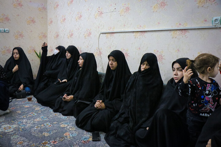 تصاویر/ تکریم از خانواده شهید مدافع امنیت شهید عباس اسدی با حضور تولیت مسجد مقدس جمکران و اهالی رسانه قم