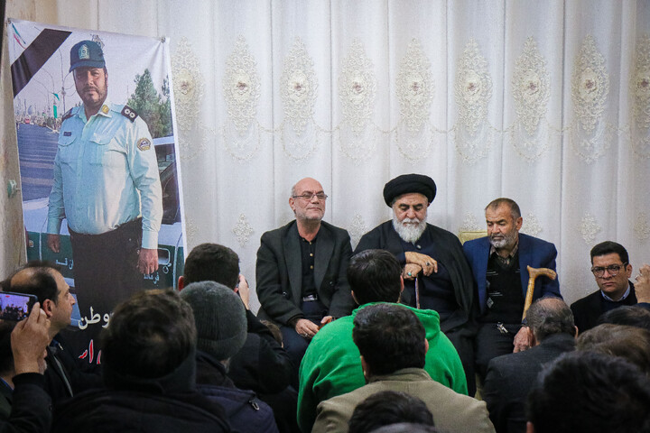 تصاویر/ تکریم از خانواده شهید مدافع امنیت شهید عباس اسدی با حضور تولیت مسجد مقدس جمکران و اهالی رسانه قم