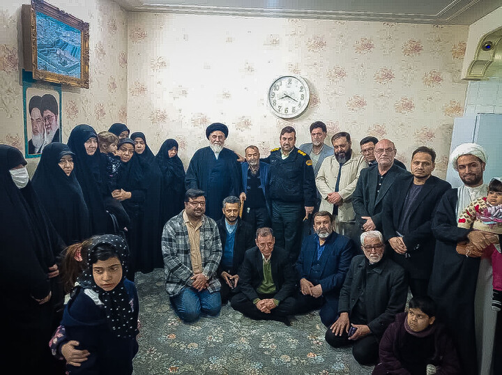 تصاویر/ تکریم از خانواده شهید مدافع امنیت شهید عباس اسدی با حضور تولیت  مسجد مقدس جمکران و اهالی رسانه قم