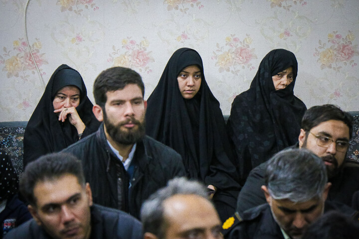 تصاویر/ تکریم از خانواده شهید مدافع امنیت شهید عباس اسدی با حضور تولیت  مسجد مقدس جمکران و اهالی رسانه قم