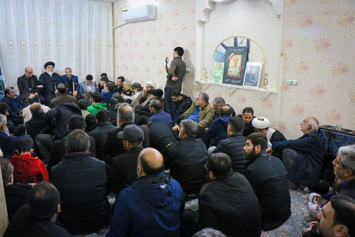 تصاویر/ تکریم از خانواده شهید مدافع امنیت شهید عباس اسدی با حضور تولیت  مسجد مقدس جمکران و اهالی رسانه قم