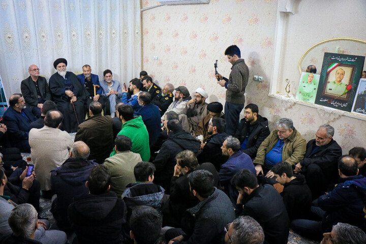 تصاویر/ تکریم از خانواده شهید مدافع امنیت شهید عباس اسدی با حضور تولیت مسجد مقدس جمکران و اهالی رسانه قم
