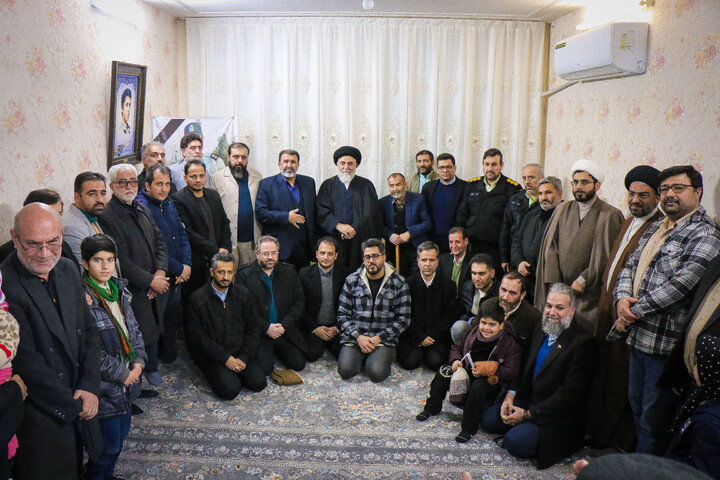 تصاویر/ تکریم از خانواده شهید مدافع امنیت شهید عباس اسدی با حضور تولیت  مسجد مقدس جمکران و اهالی رسانه قم