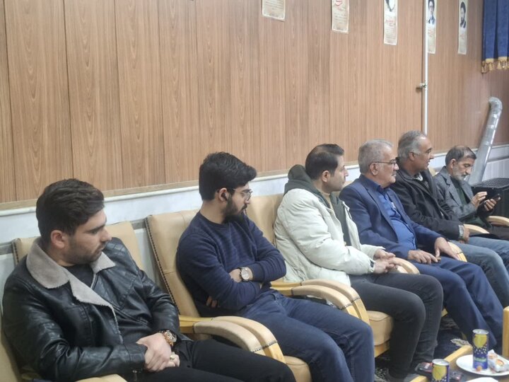 تصاویر/نشست تبیینی امام جمعه آران و بیدگل با خبرنگاران و شرکت در جشن عبادت دانش‌آموزان