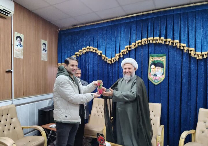 تصاویر/نشست تبیینی امام جمعه آران و بیدگل با خبرنگاران و شرکت در جشن عبادت دانش‌آموزان