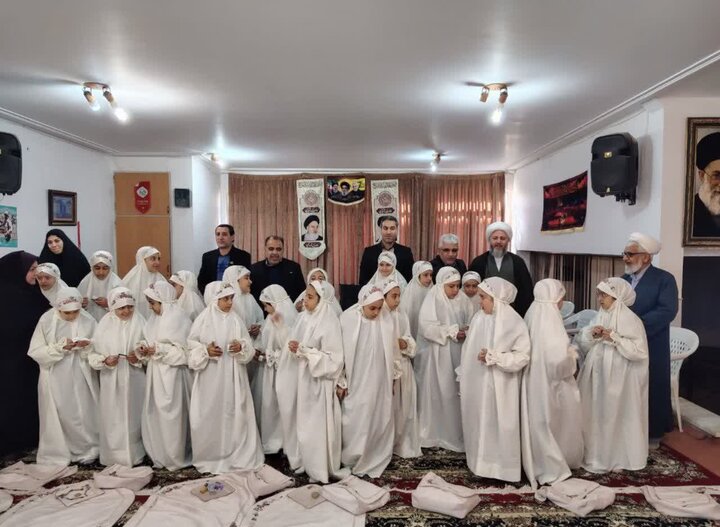 تصاویر/نشست تبیینی امام جمعه آران و بیدگل با خبرنگاران و شرکت در جشن عبادت دانش‌آموزان