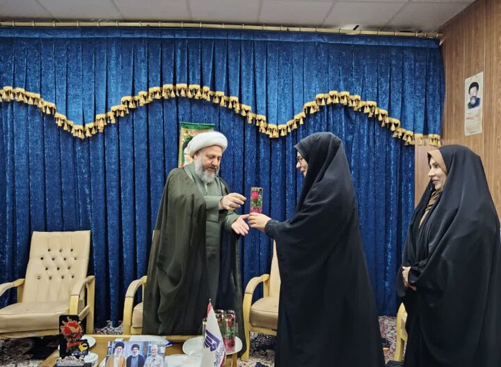 تصاویر/نشست تبیینی امام جمعه آران و بیدگل با خبرنگاران و شرکت در جشن عبادت دانش‌آموزان