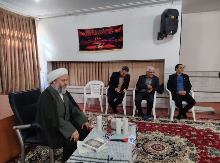 تصاویر/نشست تبیینی امام جمعه آران و بیدگل با خبرنگاران و شرکت در جشن عبادت دانش‌آموزان