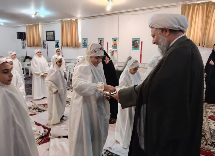 تصاویر/نشست تبیینی امام جمعه آران و بیدگل با خبرنگاران و شرکت در جشن عبادت دانش‌آموزان