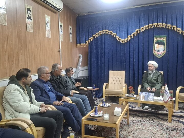 تصاویر/نشست تبیینی امام جمعه آران و بیدگل با خبرنگاران و شرکت در جشن عبادت دانش‌آموزان