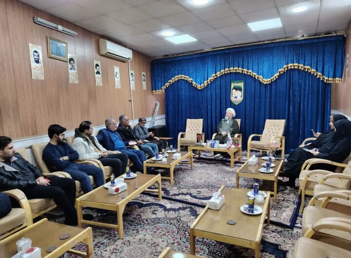 تصاویر/نشست تبیینی امام جمعه آران و بیدگل با خبرنگاران و شرکت در جشن عبادت دانش‌آموزان