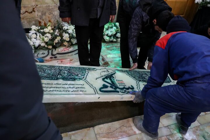 تصاویر/ نصب سنگ قبر سپهبد شهید حاج حسین سلامی در آستانه روز پاسدار