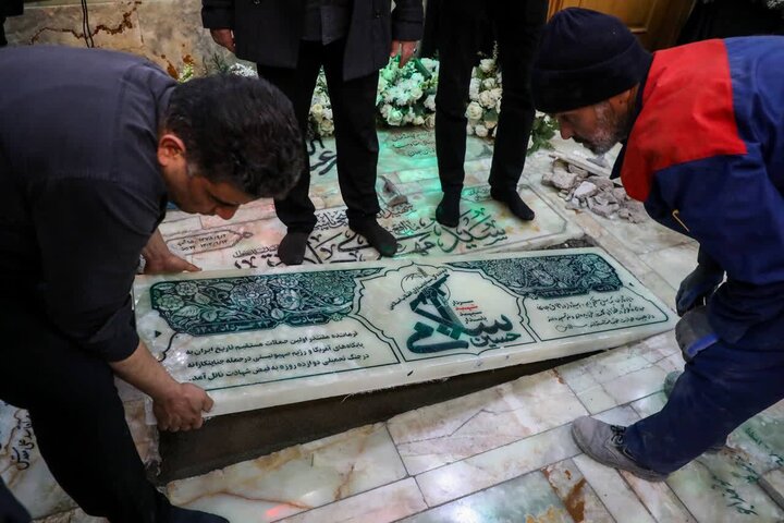 تصاویر/ نصب سنگ قبر سپهبد شهید حاج حسین سلامی در آستانه روز پاسدار