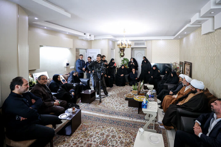 تصاویر / حضور امام جمعه قزوین در منزل شهدای مدافع امنیت