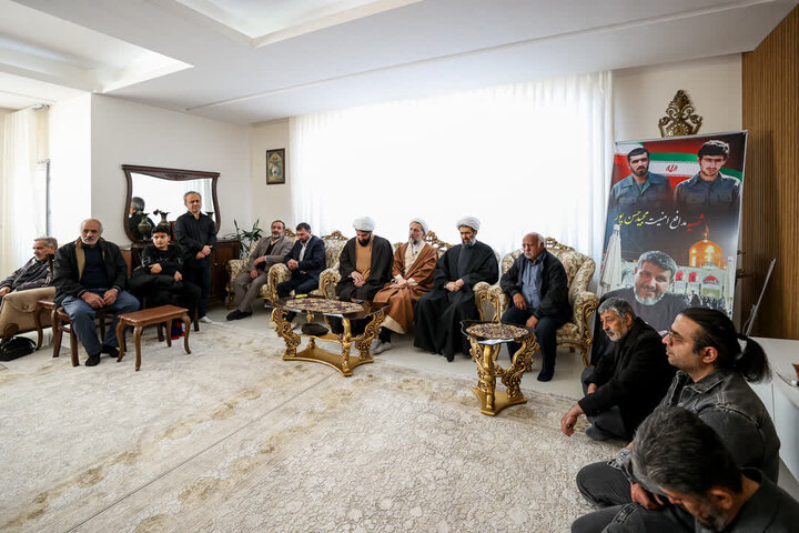 تصاویر / حضور امام جمعه قزوین در منزل شهدای مدافع امنیت