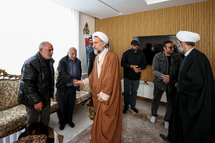 تصاویر / حضور امام جمعه قزوین در منزل شهدای مدافع امنیت