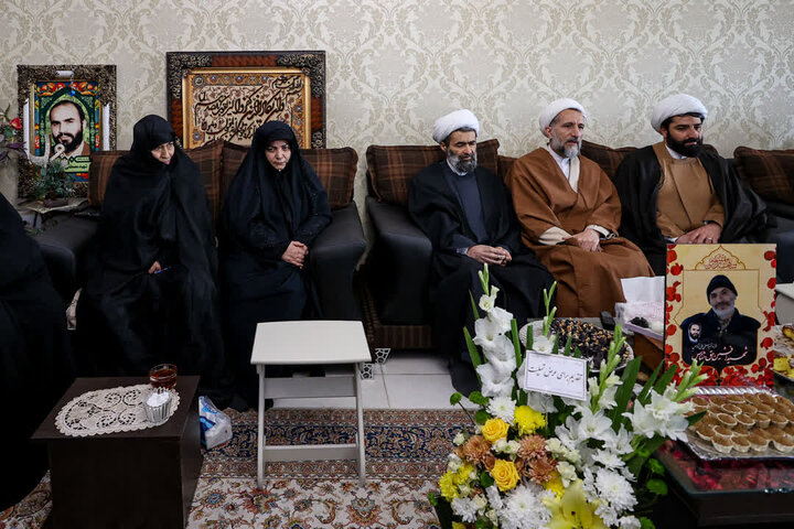 تصاویر / حضور امام جمعه قزوین در منزل شهدای مدافع امنیت